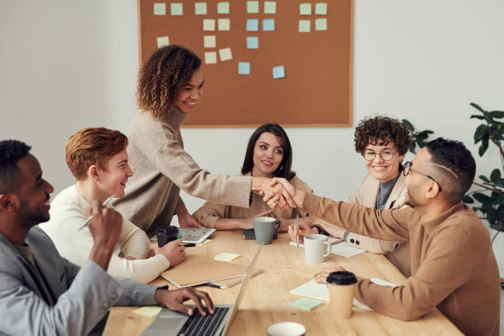 Employés souriants en réunion